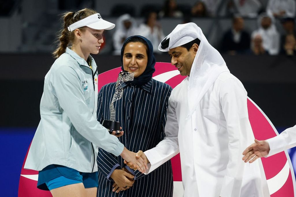 Petenis Kazakhstan, Elena Rybakina, menerima trofi setelah dikalahkan Iga Swiatek (Polandia) dalam final WTA 1000 Doha di Khalifa International Tennis Squash Complex, Doha, Qatar, Sabtu (17/2/2024) malam waktu setempat. Swiatek menang, 7-6 (8), 6-2. 