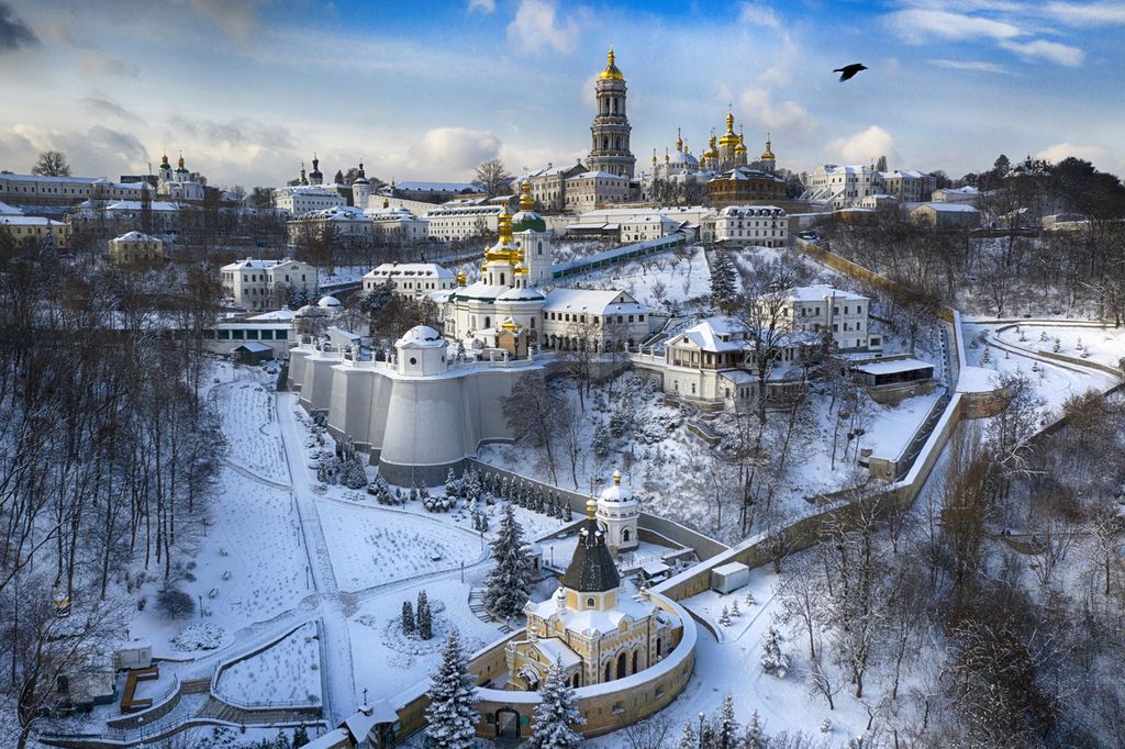 Pemandangan kompleks Biara Pechersk Lavra di Kyiv, Ukraina, Jumat (15/1/2021). Biara berusia 1.000 tahun itu digeledah dinas intelijen Ukraina, polisi, dan garda nasional, Selasa (22/11/2022), menyusul seorang biarawan yang dikabarkan cenderung mendukung Rusia dalam salah satu homilinya.