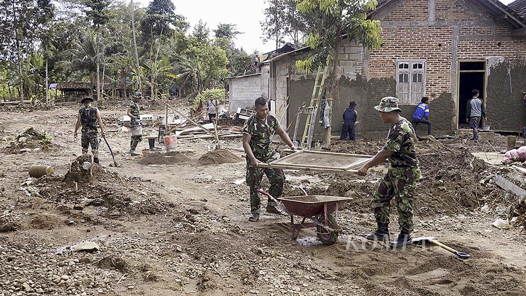 Personel Kodam V/Brawijaya dan warga memperbaiki rumah yang rusak di Ploso, Pacitan, Jawa Timur,  Sabtu (23/12). Lebih dari 6.600 rumah rusak akibat banjir dan tanah longsor pada akhir November lalu. Bencana ini menewaskan 25 orang dan  lebih dari 16.000 jiwa mengungsi. 
