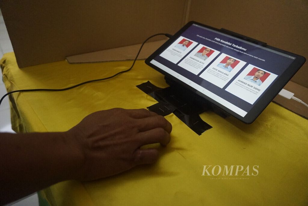 Penerapan e-voting dalam pemilihan ketua OKPM di PPSDSN Penganthi Temanggung, Jawa Tengah, Selasa (28/1/2020)