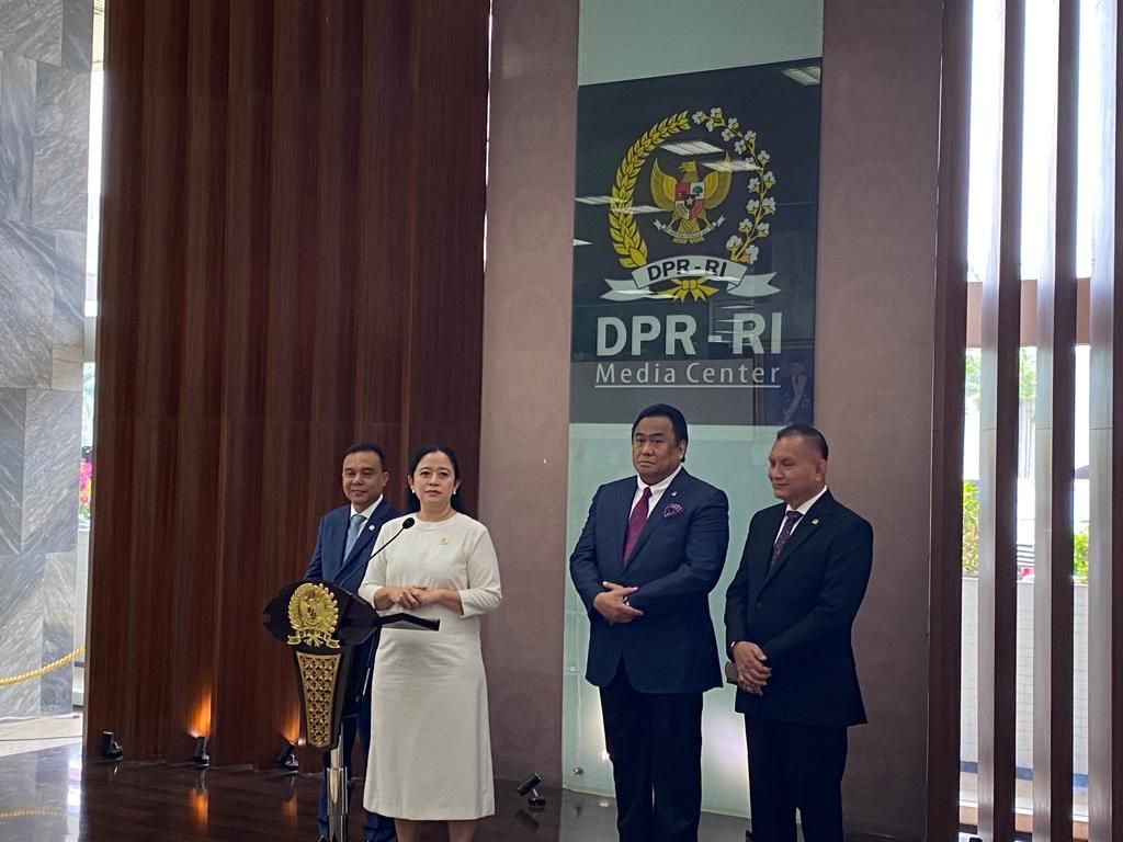 Ketua DPR Puan Maharani (dua dari kanan) di Kompleks Parlemen, Jakarta, Selasa (31/10/2023).