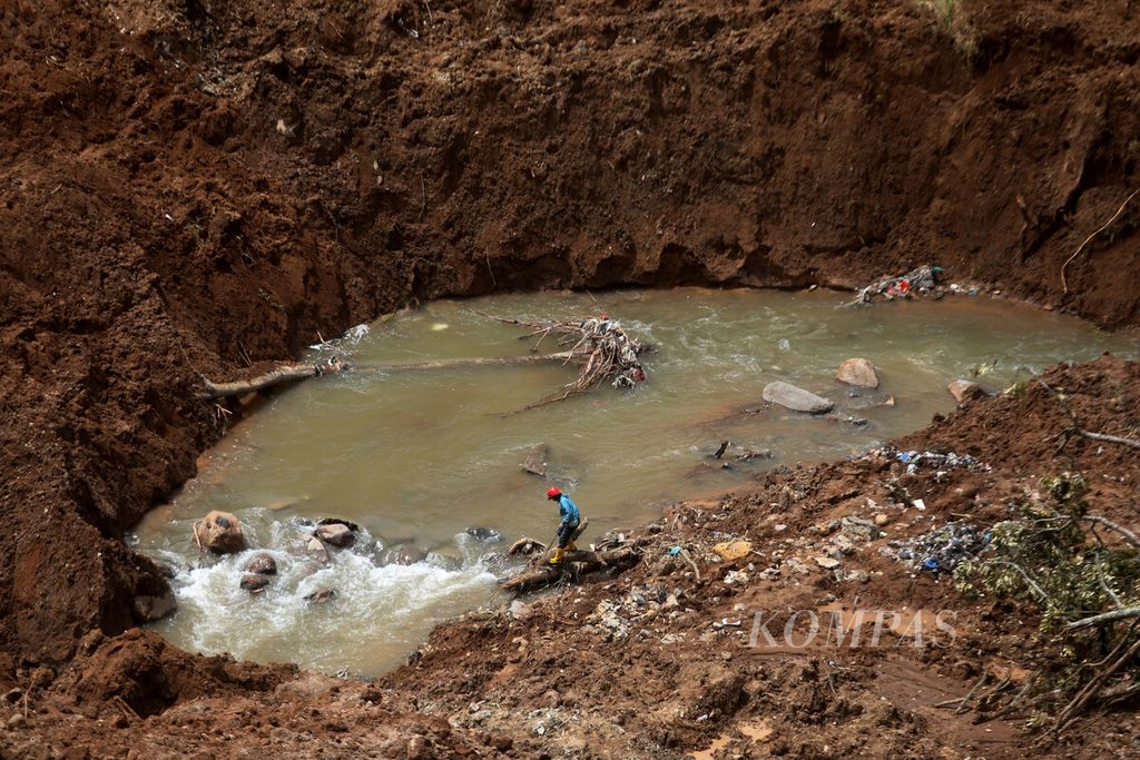 Anggota tim SAR gabungan melakukan pencarian korban yang masih tertimbun longsoran di sungai di bawah Warung Sate Shinta, Jalan Raya Cipanas-Cianjur, Cugenang, Kabupaten Cianjur, Jawa Barat, Rabu (30/11/2022). 