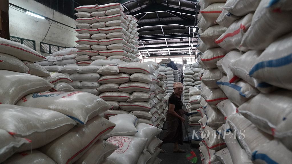 Pekerja menyapu lantai di pergudangan Pasar Induk Beras Cipinang, Jakarta Timur, Selasa (5/9/2023). Kekeringan akibat El Nino dapat menggerus produksi serta mengerek harga gabah dan beras. 