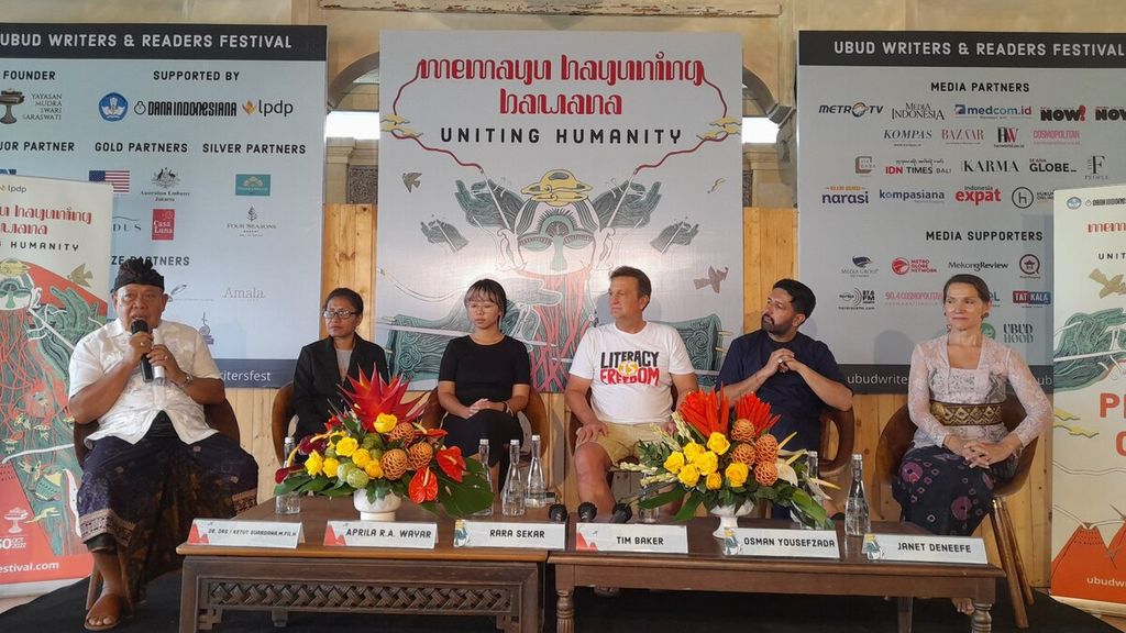 2014 Ubud Writers & Readers Festival Program by Yayasan Mudra