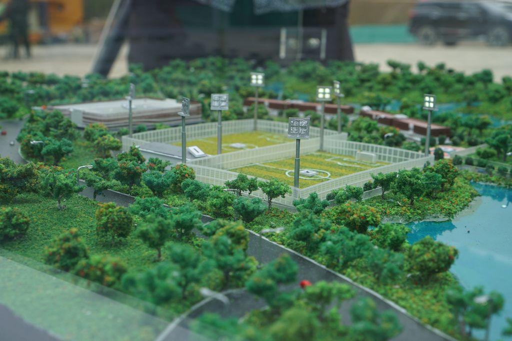 Maket pusat pelatihan nasional yang akan dibangun dipajang di Subwilayah Pengembangan 1B Ibu Kota Nusantara, Kalimantan Timur, Jumat (22/9/2023). Pembangunan ini didukung pembiayaannya oleh FIFA dan pembangunan tahap awal ditarget selesai dalam enam bulan.