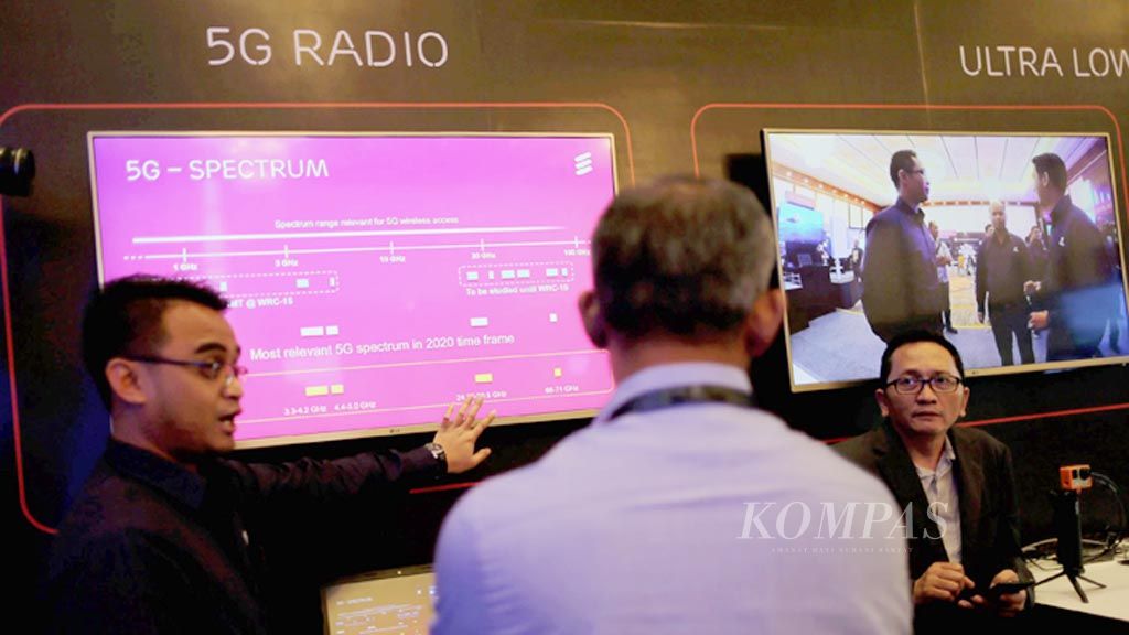 Petugas menerangkan kepada tamu undangan tentang jaringan 5G saat diperkenalkan Ericsson di Hotel Four Seasons, Jakarta, Senin (3/4). Uji coba ini dilakukan bersamaan dengan peringatan 110 tahun kehadiran perusahaan asal Swedia tersebut di Tanah Air.