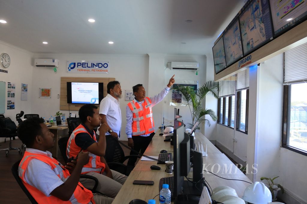 Kepala Terminal Peti Kemas (TPK) Sorong Herryanto menjelaskan sistem baru pada pengamat maritim, Siswanto Rusdi di kantor TPK Sorong, Papua Barat Daya, Kamis (5/10/2023). Perubahan sistem yang didorong PT Pelindo Terminal Petikemas meningkatkan efisiensi proses bongkar-muat barang di Pelabuhan Sorong. Kompas/Yosepha Debrina R Pusparisa 5/10/2023