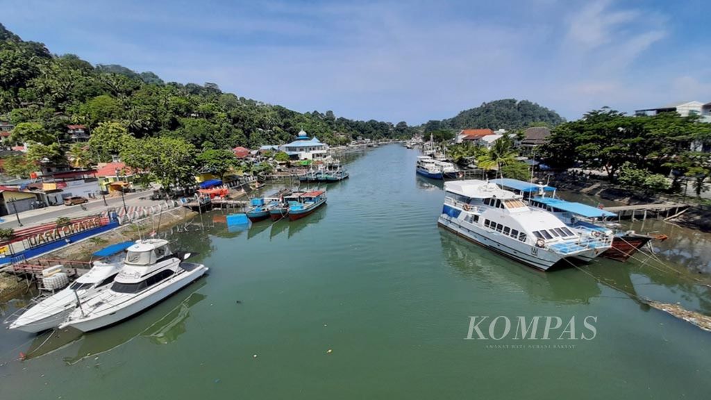 Ilustrasi. Suasana Pelabuhan Muaro Padang, salah satu lokasi sandar kapal dari dan menuju Kepulauan Mentawai, di Kota Padang, Sumatera Barat, Rabu (22/4/2020). 