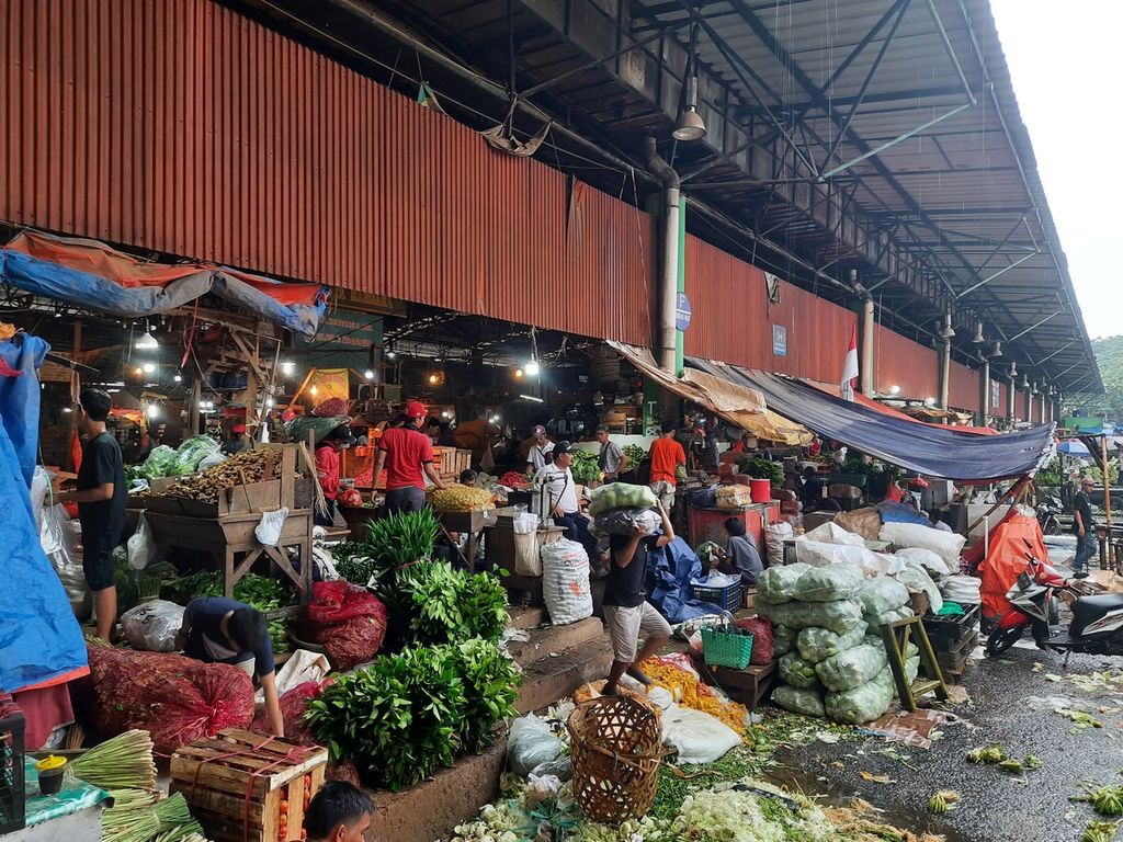 Aktivitas para pedagang dan kuli angkut di Pasar Induk Kramat Jati, Jakarta, Kamis (27/4/2023). Setelah Lebaran, mayoritas harga komoditas justru menurun lantaran sebagian pelanggan masih mudik ke luar kota.