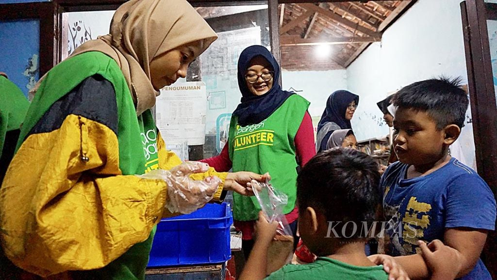 Mahasiswa yang menjadi volunter Garda Pangan, organisasi wirausaha sosial, menyalurkan pastri yang merupakan produk berlebih patiseri yang masih aman dan amat layak dikonsumsi kepada anak-anak Taman Bacaan Masyarakat Anggrek Bulan di Keputih Tegal Timur Baru, Sukolilo, Surabaya, Jawa Timur. 