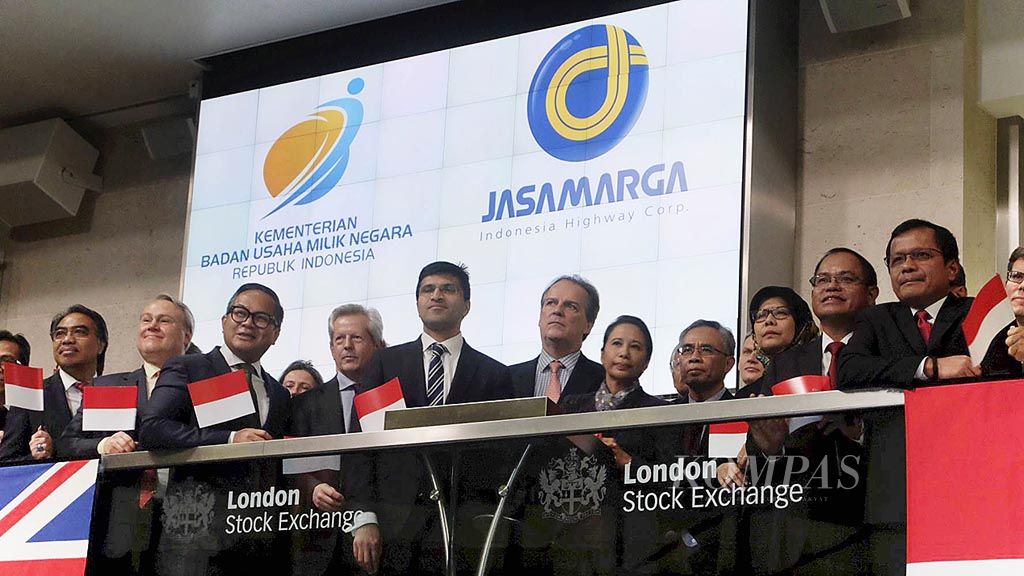 PT Jasa Marga (Persero) Tbk mencatatkan obligasi senilai Rp 4 triliun di London Stock Exchange, London, Rabu (13/12). Hadir dalam acara tersebut Menteri Badan Usaha Milik Negara Rini Soemarno (lima dari kanan); Minister of State, Foreign, and Commonwealth Office Inggris Greg Hands (enam dari kanan); Direktur Utama PT Jasa Marga (Persero) Tbk Desi Arryani (tiga dari kanan), CEO London Stock Exchange Nikhil Rathi (enam dari kiri) yang didampingi sejumlah direktur utama dan pejabat.  Dana dari obligasi akan digunakan untuk membiayai 16 proyek jalan tol yang tengah dikerjakan  Jasa Marga.