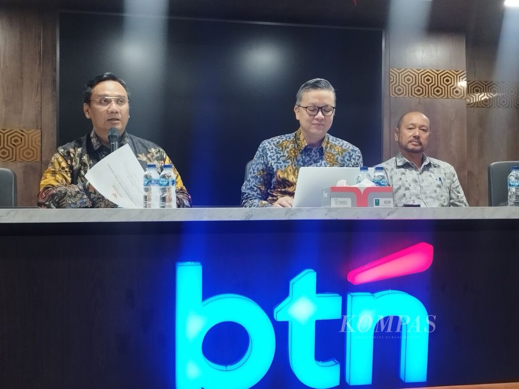 Anggota Ombudsman RI Yeka Hendra Fatika (kiri), Direktur Operasional dan Customer BTN Hakim Putratama (tengah), dan Kuasa Hukum BTN Roni Hutajulu (kanan) memberikan keterangan terkait kasus dugaan penggelapan dana nasabah BTN, di Kantor Pusat BTN, Jakarta, Rabu (8/5/2024). 