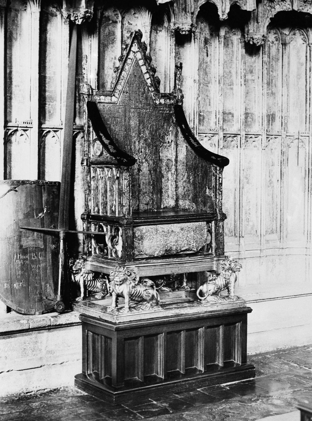 Kursi penobatan dimana Edward VIII dimahkotai ini disimpan di kapel St. Edward, London, Inggris, pada 30 Oktober 1936. Batu Takdir dipasang di bawah kursi penobatan itu. 