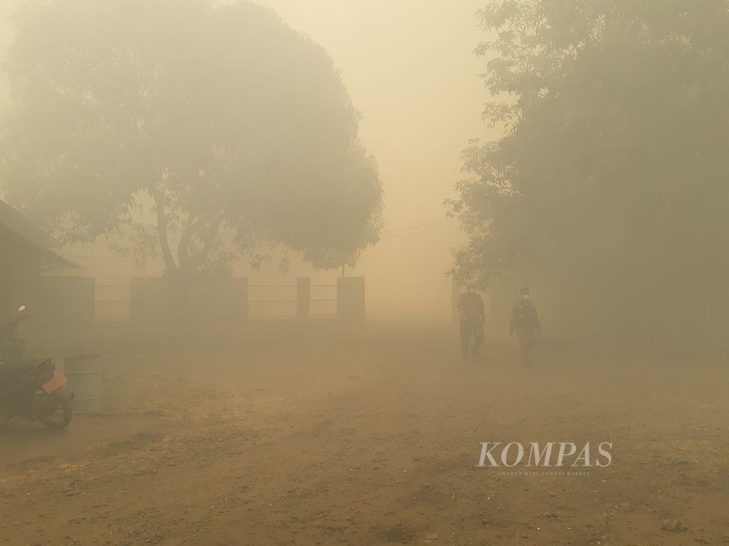 Asap dampak kebakaran Tempat Pemrosesan Akhir (TPA) Rawa Kucing, Kecamatan Neglasari, Kota Tangerang, Banten, kian menebal, Sabtu (21/10/2023). 