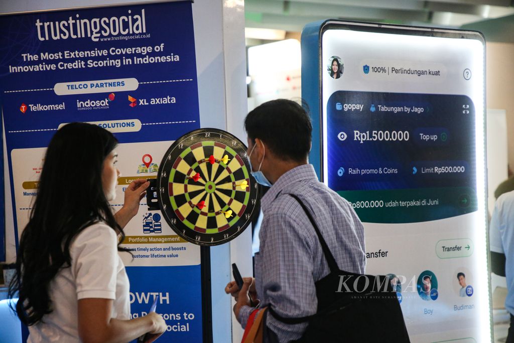 Pengunjung mengikuti permainan di salah satu stan peserta Indonesia Fintech Summit and Expo 2023 ke-5 di Mal Kota Kasablanka, Jakarta, Kamis (23/11/2023). Pameran dan diskusi seputar industri teknologi finansial atau tekfin pinjaman antarpihak (peer to peer lending/P2P) ini berlangsung selama dua hari hingga Jumat (24/11/2023). Kompas/Priyombodo (PRI) 23-11-2023