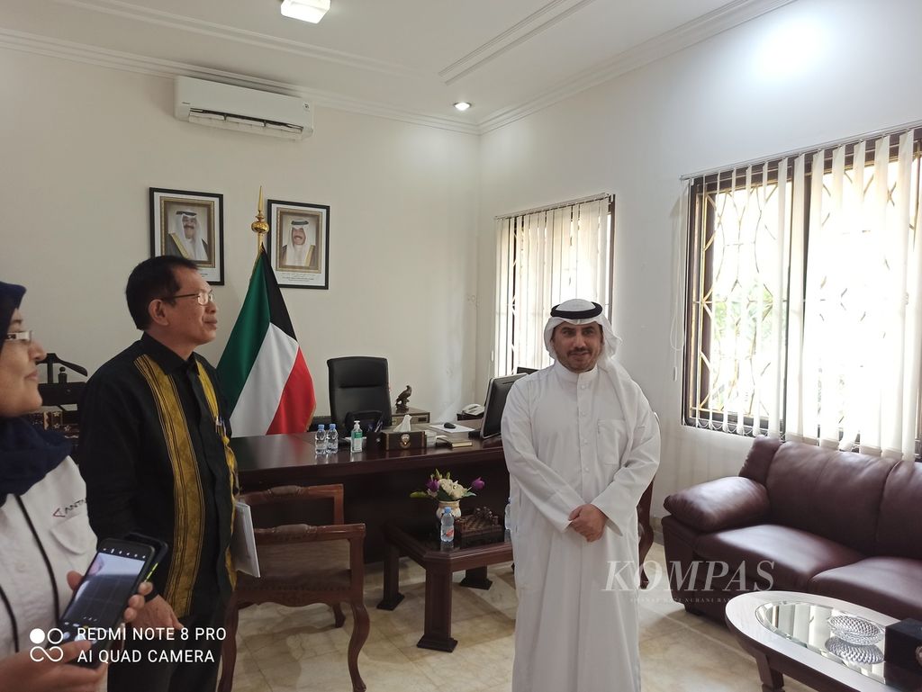 Kuasa Usaha Kuwait untuk Indonesia Abdullah Yateem al-Fadhli (kanan) menerima awak media di ruang kerjanya di kantor Kedutaan Besar Kuwait untuk Indonesia di Jakarta, 15 Februari 2023. 