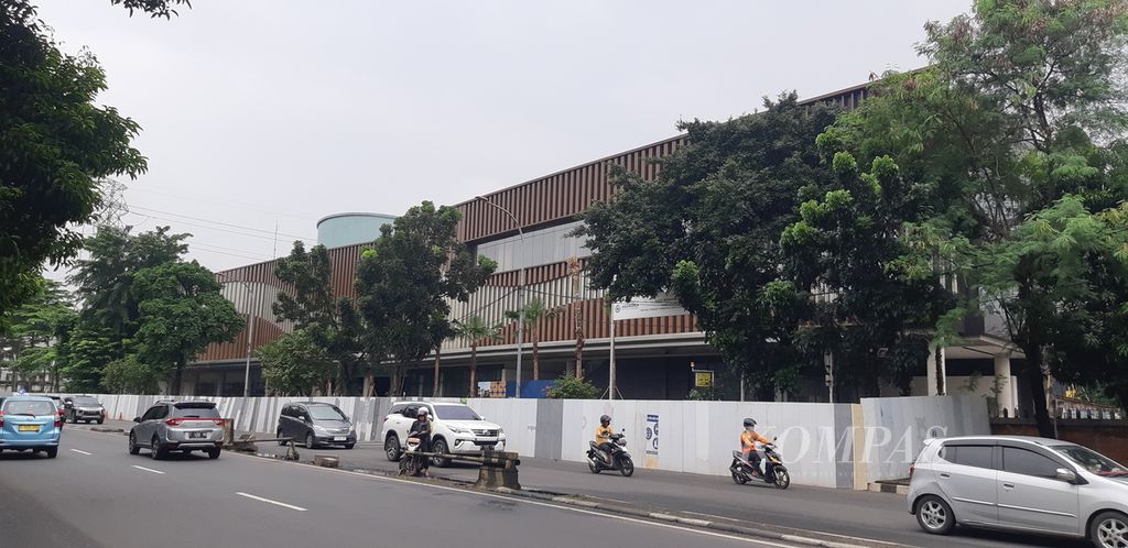 Penampakan Stasiun LRT TMII di Jakarta Timur, Rabu (15/3/2023) sekitar pukul 15.00. Keberadaan stasiun LRT ini merupakan salah satu pendukung konsep pariwisata rendah karbon yang diusung pengelola TMII untuk memfasilitasi pengunjung menggunakan transportasi massal.  
