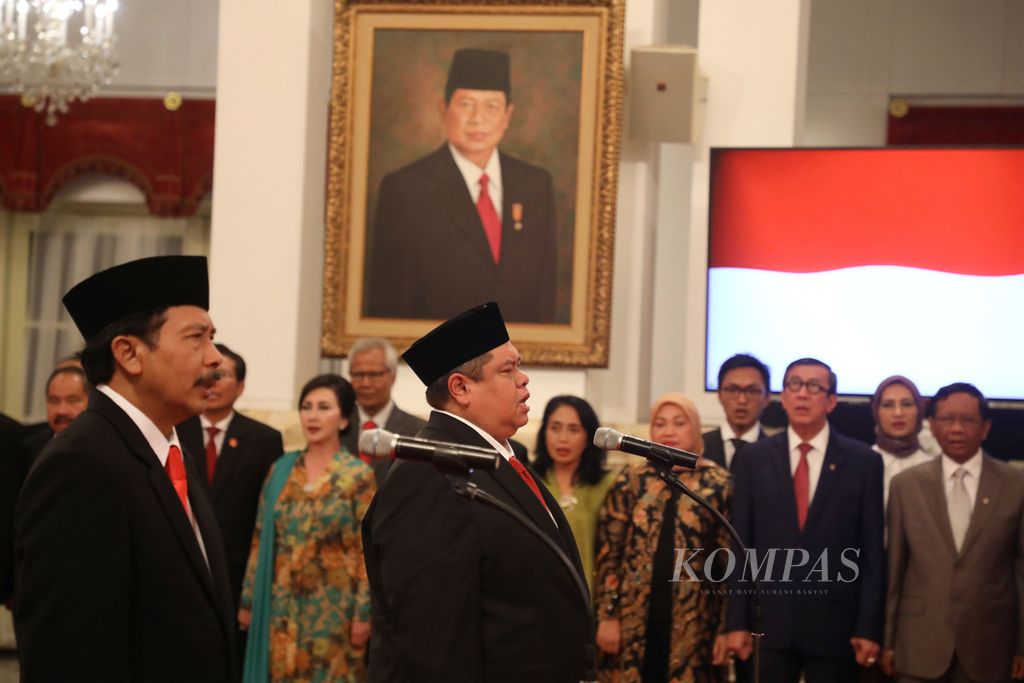 Pelantikan Yudian Wahyudi (kiri) menjadi Kepala Badan Pembinaan Ideologi Pancasila oleh Presiden Joko Widodo di Istana Negara, Jakarta (5/2/2020). 