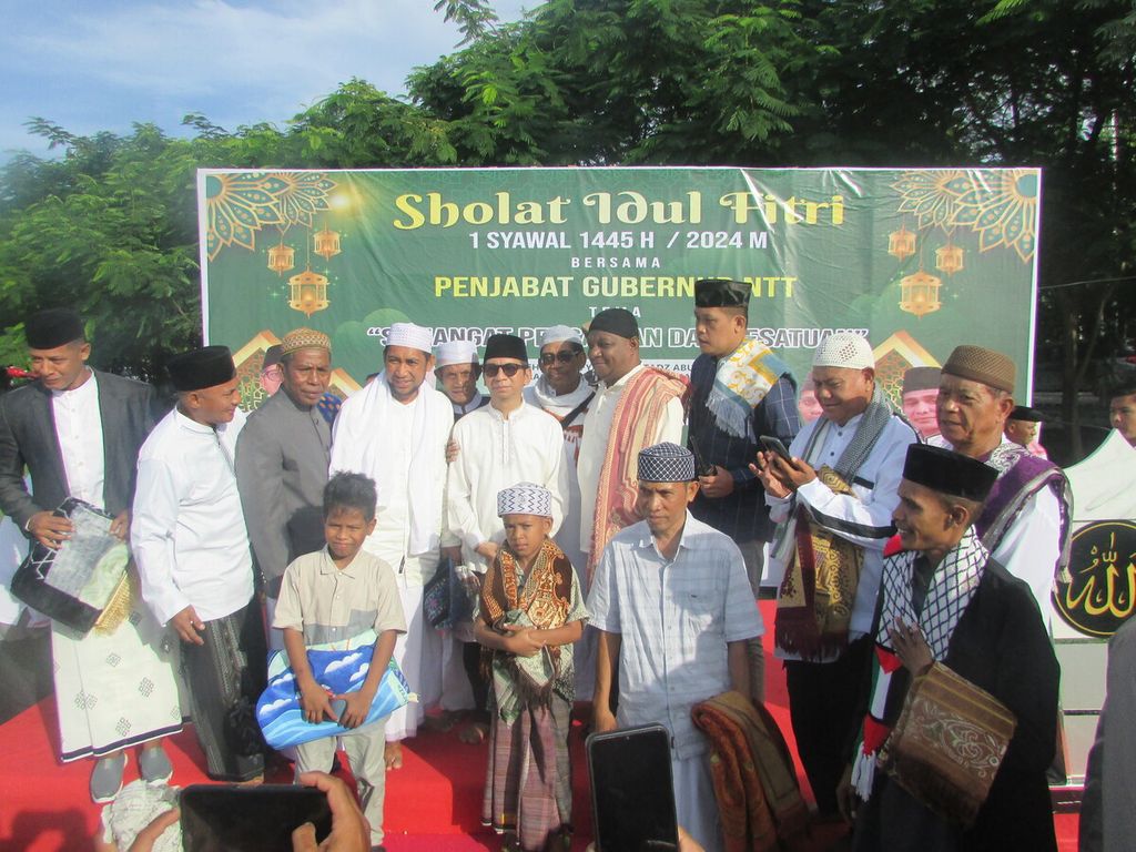 Penjabat Gubernur NTT Ayodhia Kalake foto bersama sejumlah tokoh Muslim seusai shalat Idul Fitri di Kupang, Rabu (10/4/2024).