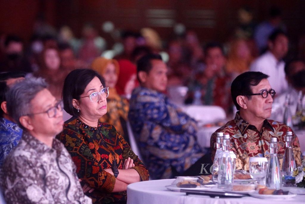 Menteri Keuangan Sri Mulyani Indrawati dan Menteri Hukum dan Hak Asasi Manusia Yasonna H Laoly (kanan) hadir pada acara Rapat Koordinasi Nasional Pelaksanaan Anggaran 2023 di Jakarta, Rabu (17/5/2023). 