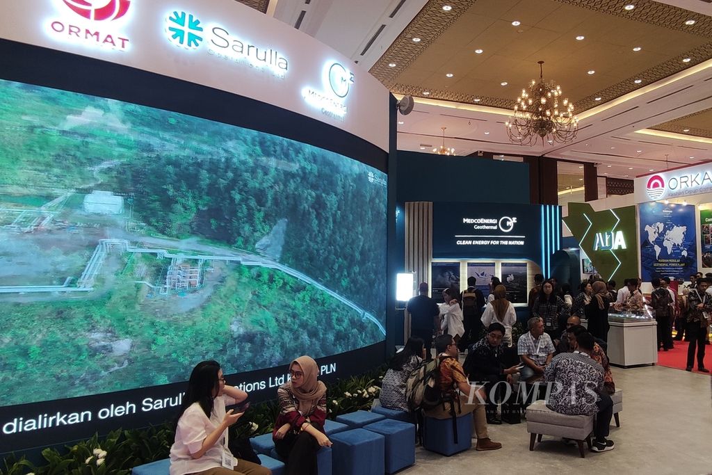 Suasana pameran pada International Geothermal Convention and Exhibition (IIGCE) 2024 oleh Asosiasi Panas Bumi Indonesia (API) di Jakarta Convention Center, Rabu (18/9/2024).