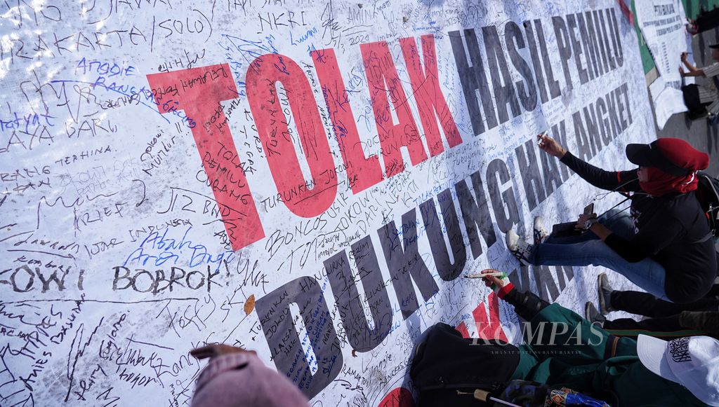 Massa aksi menandatangani petisi saat demonstrasi di depan Gedung DPR, Jakarta, menuntut diadakannya hak angket DPR untuk mengusut dugaan kecurangan Pemilu 2024, Selasa (5/3/2024). 