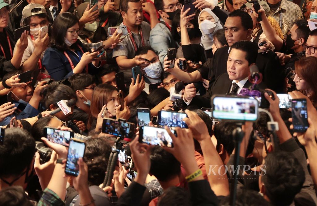 Menteri BUMN Erick Thohir memberikan pernyataan pers seusai terpilih sebagai Ketua Umum PSSI periode 2023-2027 dalam pemungutan suara pada Kongres Luar Biasa PSSI di Jakarta, Kamis (16/2/2023).