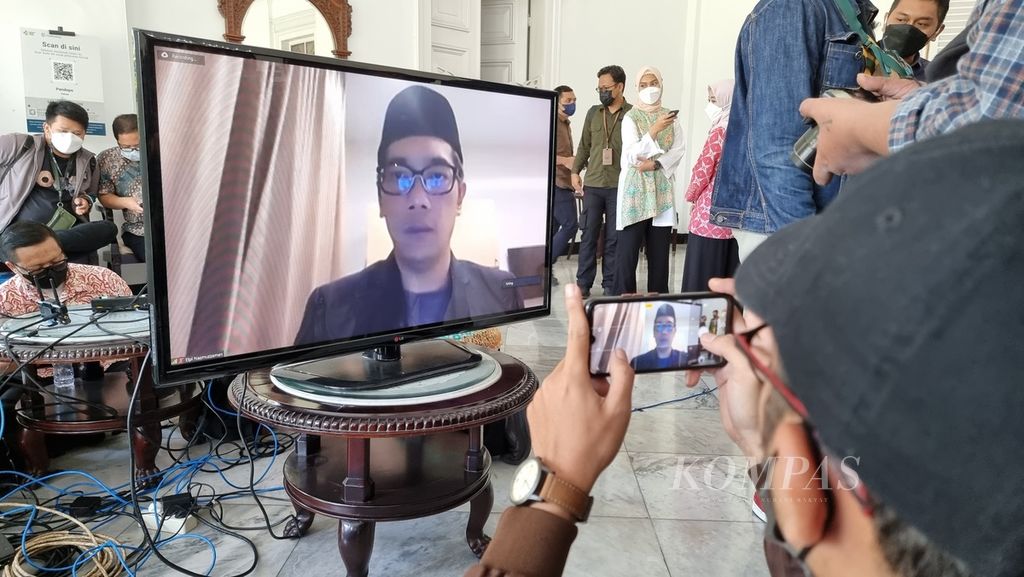Awak media mengambil foto Adik Ridwan Kamil, Elpi Nazmuzzaman, saat menyampaikan perkembangan pencarian Emmeril Kahn Mumtadz di Gedung Pakuan, Bandung, Jumat (3/6/20220). Elpi menyampaikan melalui pertemuan virtual dari Swiss.