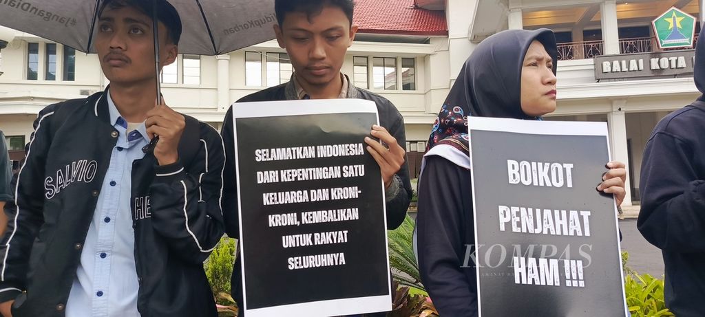 Sekelompok masyarakat di Malang berunjuk rasa membaca petisi penyelamatan demokrasi Indonesia dalam aksi Kamisan, Kamis (1/2/2024). Aksi dalam forum Kamisan tersebut juga menyoroti anak haram konstitusi dan pelanggar HAM.