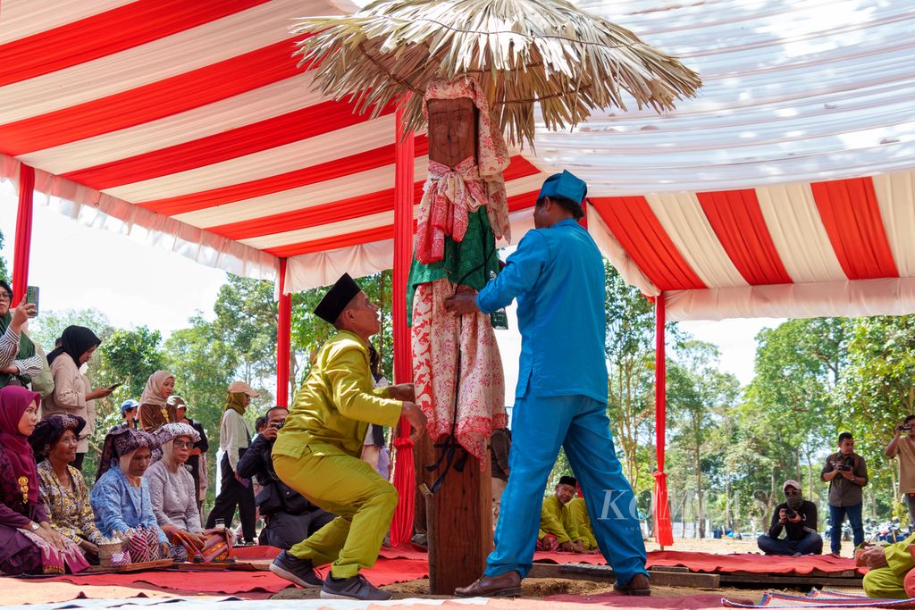 Tiang Tuo yang terbuat dari kayu bulian diberi hiasan dalam prosesi tradisi Tegak Tiang Tuo atau peletakan batu pertama pembangunan Museum KCBN Muarajambi di Desa Danau Lamo, Kecamatan Maro Sebo, Kabupaten Muaro Jambi, Jambi, Rabu (5/6/2024).