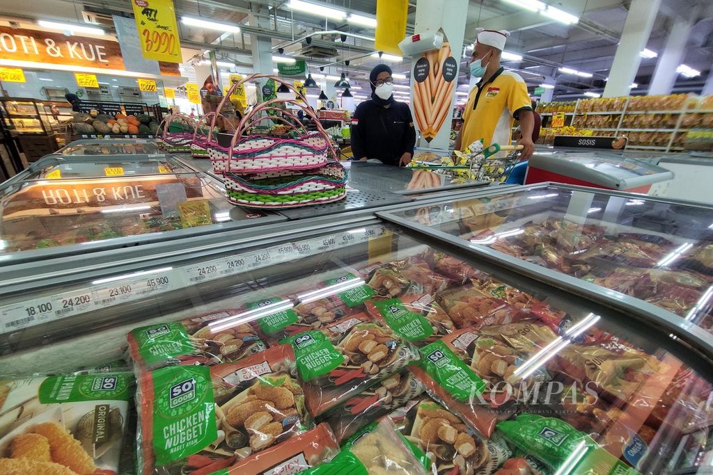 Pekerja memasukkan barang dagangan ke dalam lemari berpendingin di Giant Ekspres di kawasan Ciputat Timur, Tangerang Selatan, Banten, Kamis (27/5/2021). Perusahaan retail PT Hero Supermarket Tbk. menutup seluruh gerai Giant pada akhir Juli 2021.  
