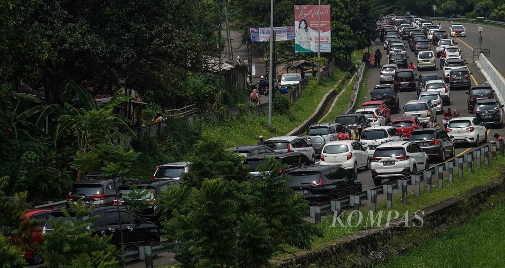Kepadatan lalu lintas menuju Puncak di jalur keluar Tol Jagorawi di Gadog, Kabupaten Bogor, Jawa Barat, pada  hari libur Lebaran, Rabu (4/5/2022). 