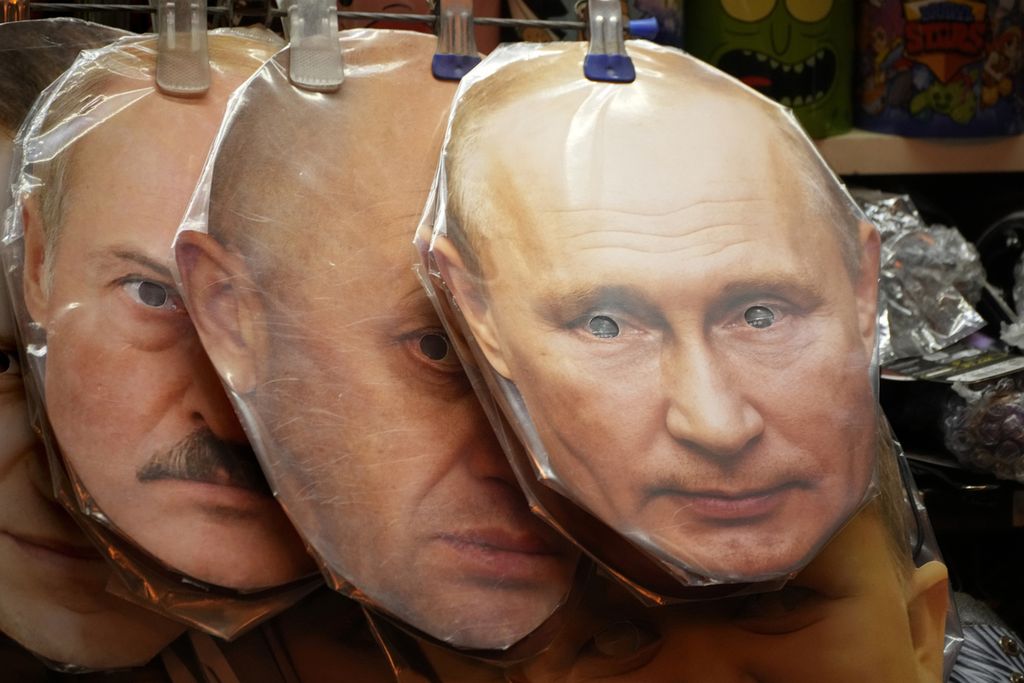 Topeng-topeng wajah mirip Presiden Rusia Vladimir Putin (kanan), Yevgeny Prigozhin, komandan pasukan tentara bayaran Warner Group (tengah), dan Presiden Belarus Alexander Lukashenko dipajang di sebuah toko suvernir di St Petersburg, Rusia, 19 Maret 2023. 