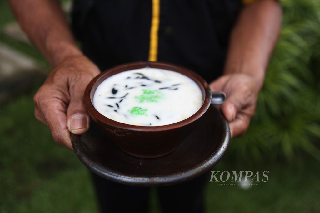 Pegiat kuliner menyajikan minuman dawet ireng yang akan dinilai oleh sejumlah chef di Balkondes Bumiharjo, Kecamatan Borobudur, Magelang, Jawa Tengah, Jumat (21/10/2022).