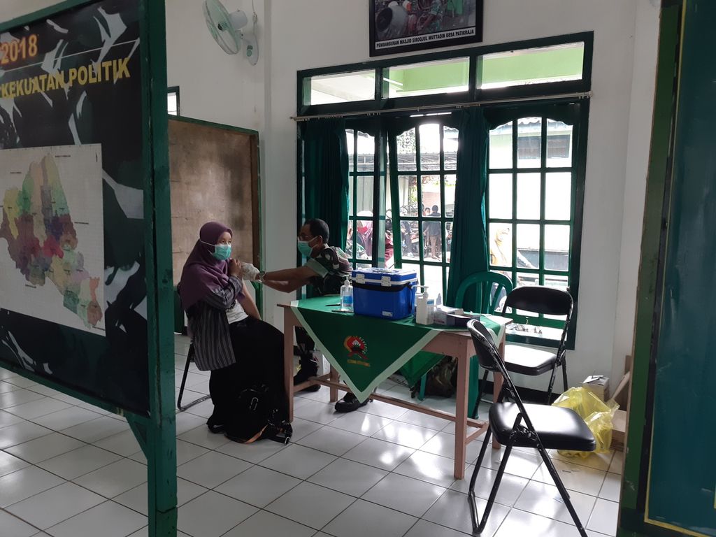 Warga mendapatkan vaksinasi penguat di Kodim 0701/Banyumas, Jawa Tengah, Kamis (20/1/2022).