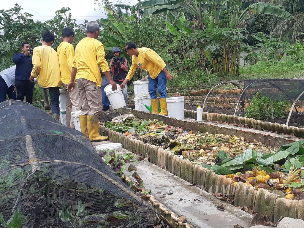 Tumpukan sampah organik yang dijadikan salah satu media tanam di Kebun Buddhi di Kabupaten Banyuasin, Sumatera Selatan, Selasa (28/2/2023). 