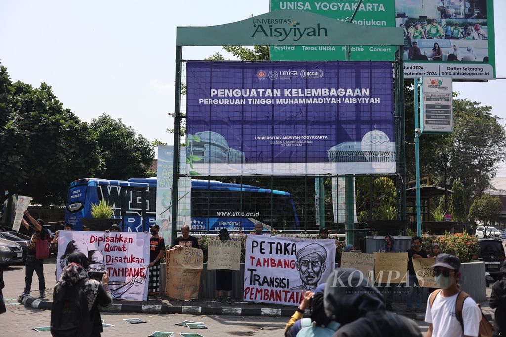 Pengunjuk rasa dari Forum Cik Di Tiro dan Jaringan Gugat Demokrasi menggelar aksi protes saat berlangsung Konsolidasi Nasional Muhammadiyah di Universitas Aisyiyah, Sleman, DI Yogyakarta, Sabtu (27/7/2024). 