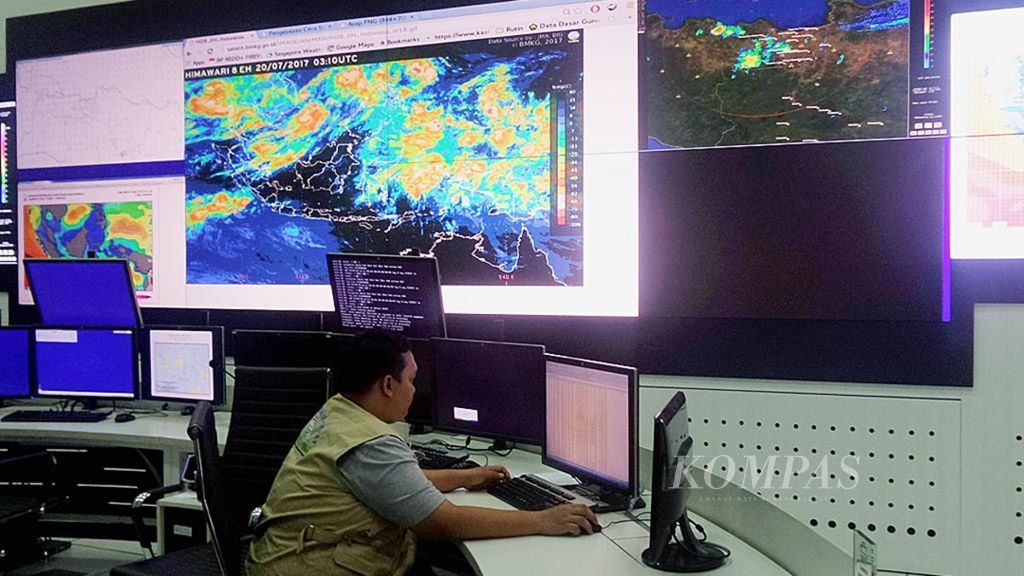 Meteorology Early Warning Center di Badan Meteorologi, Klimatologi, dan Geofisika menampilkan citra liputan awan, arah dan kecepatan angin, serta sistem prakiraan kondisi kelautan. Citra yang tampak di layar monitor hasil penginderaan jauh satelit cuaca Himawari dan radar.