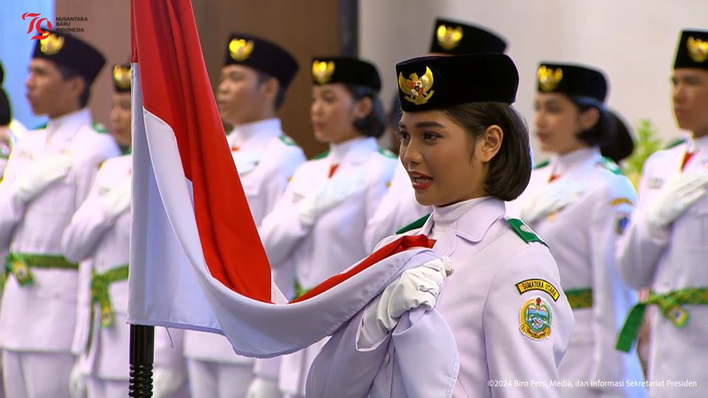 Presiden Joko Widodo mengukuhkan Pasukan Pengibar Bendera Pusaka yang akan bertugas di Upacara Peringatan Detik-detik Proklamasi dan Upacara Penurunan Bendera Merah Putih pada 17 Agustus 2024 di Ibu Kota Nusantara. Sebanyak 76 pelajar yang dikukuhkan sebagai anggota Paskibraka ini berasal dari 38 provinsi di Indonesia. Upacara pengukuhan digelar di IKN, Penajam Paser Utara, Kalimantan Timur pada Selasa (13/8/2024). 