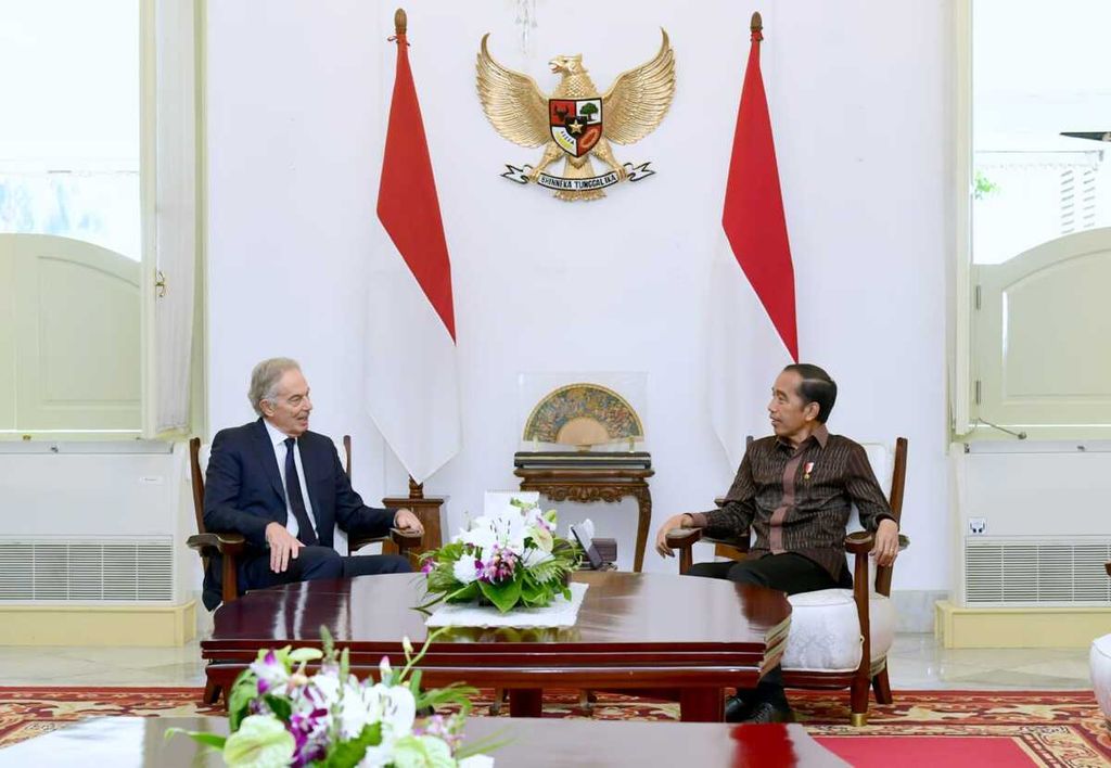 Presiden Joko Widodo menerima Dewan Penasihat IKN Tony Blair di Istana Merdeka, Jakarta, Rabu (19/10/2022).