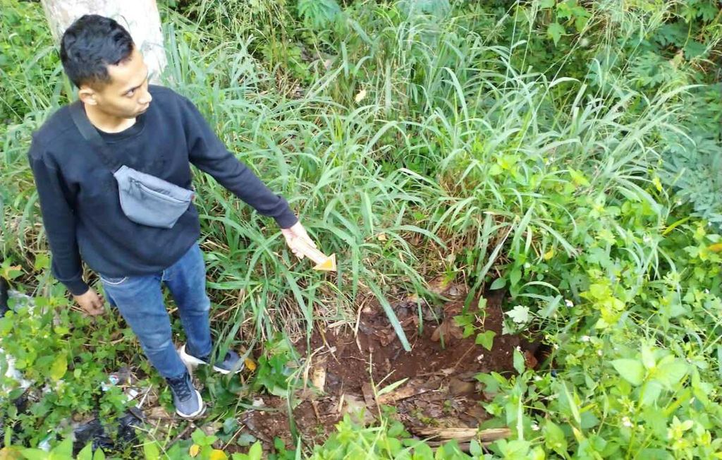Pihak kepolisian menunjukkan lokasi yang disiapkan dua pelaku untuk mengubur jenazah bayinya di Jalur Cikeruh-Cilayung, Kecamatan Jatinangor, Kabupaten Sumedang, Selasa (16/4/2024). Kedua pelaku masih berstatus mahasiswa.