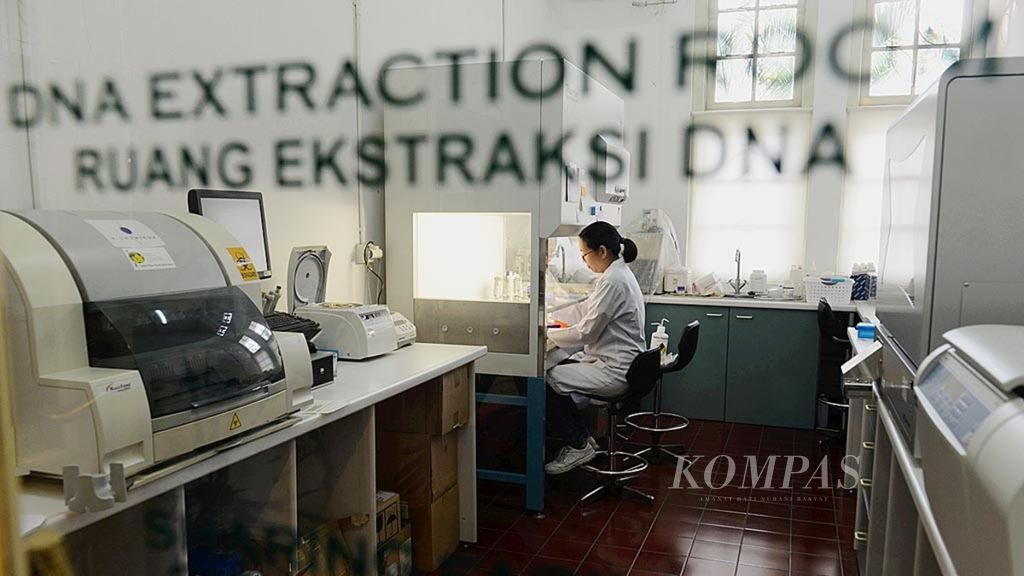 Penelitian yang dilakukan di ruang ekstrasi DNA di Lembaga Biologi Molekuler Eijkman, Jakarta, Rabu (24/5). 