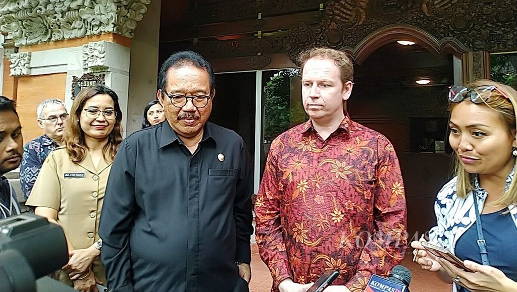 Wakil Duta Besar Inggris untuk Indonesia dan Timor Leste Matt Downing (kanan) bersama Wakil Gubernur Bali Tjokorda Oka Artha Ardana Sukawati (kiri) ketika memberikan keterangan di depan ruang kerja Wakil Gubernur Bali di Kantor Gubernur Bali, Kota Denpasar, Senin (6/2/2023). 