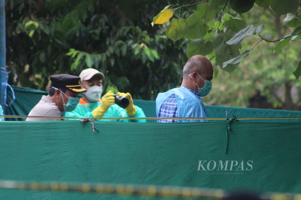 Petugas Forensik dari RS Bhayangkara Moch Hasan Palembang selesai mengotopsi jenazah AM di TPU Sei Selayur, Palembang, Sumatera Selatan, Kamis (8/9/2022). Proses ini dibutuhkan untuk memperkuat alat bukti. Sampai saat ini, polisi belum menetapkan tersangka walau telah ada dua orang yang diduga menjadi tersangka dalam kasus penganiayaan ini.