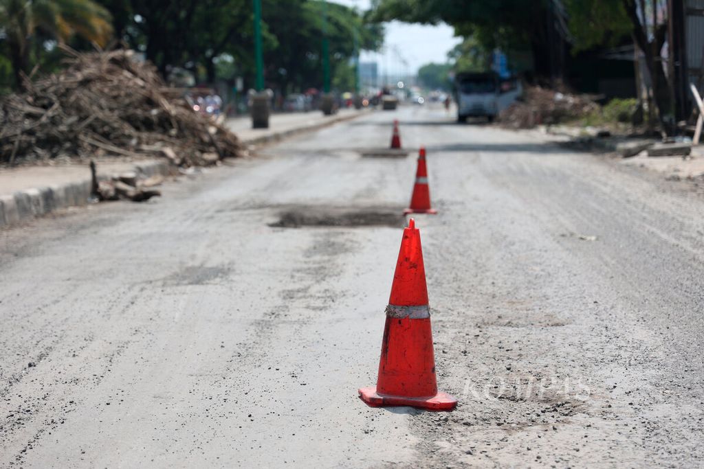 Salah satu ruas jalan pantura Demak-Kudus yang ditutup karena dalam kondisi rusak dan berlubang di Kecamatan Karanganyar, Kabupaten Demak, Jawa Tengah, Minggu (24/3/2024).