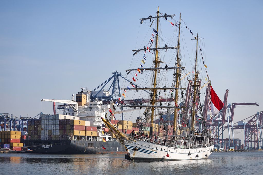 KRI Dewaruci bersiap sandar di dermaga Komando Lintas Laut Militer (Kolinlamil), Jakarta, Senin (15/7/2024).