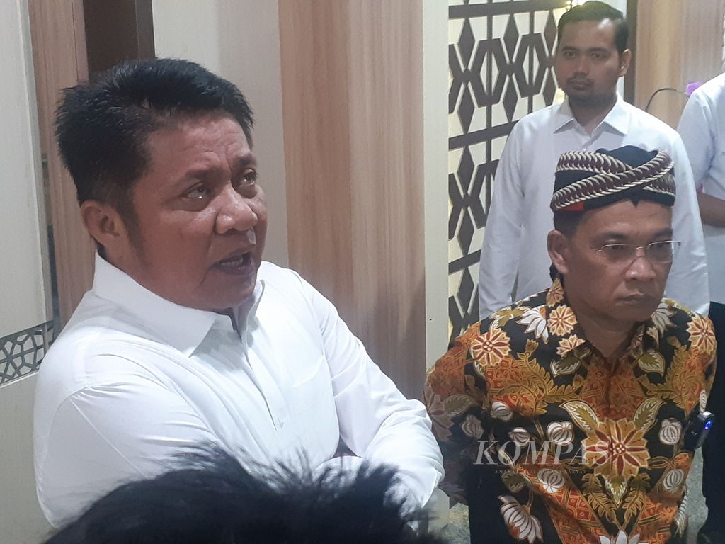 Gubernur Sumatera Selatan Herman Deru (kiri) didampingi Bupati Musi Rawas Utara Devi Suhartoni (baju batik) memberikan keterangan mengenai kejadian tewasnya ibu dan janinnya di Puskesmas Pauh, Kabupaten Musi Rawas Utara, Rabu (31/5/2023).