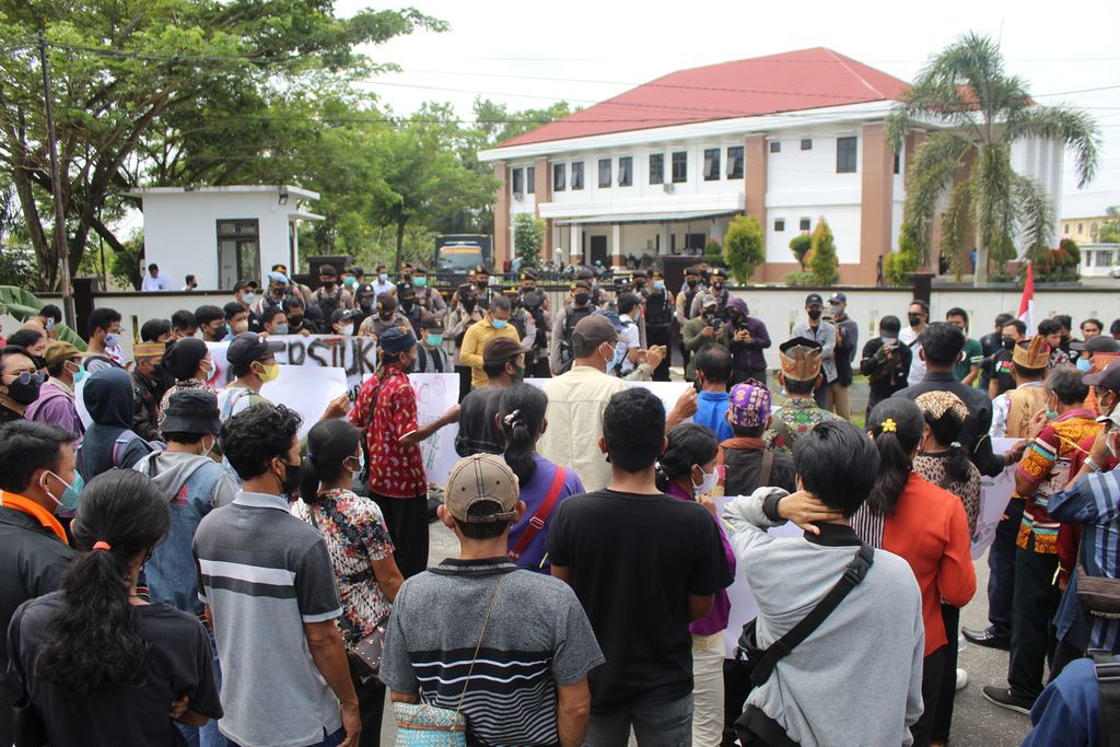 Ratusan peserta aksi datangi Pengadilan Tipikor Palangkaraya, Kalimantan Tengah, Senin (31/1/2022). Mereka menuntut Kepala Desa Kinipan Willem Hengki dibebaskan dari segala tuduhan.