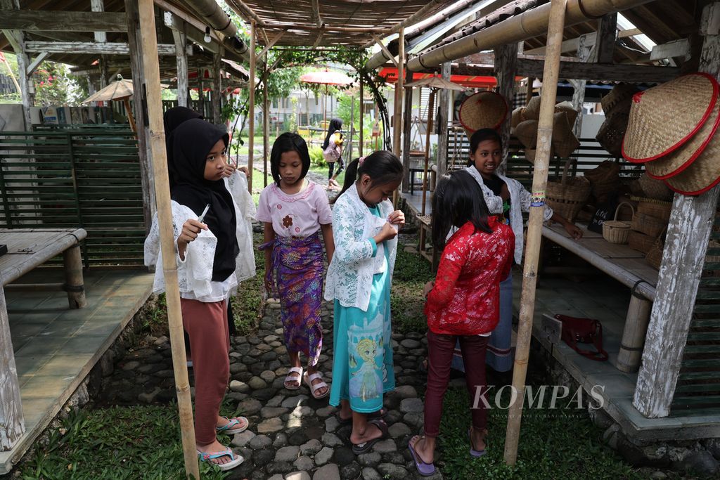 Anak-anak mengenakan baju kebaya sebelum mengikuti pelatihan di Sekolah Kasih-I CARE di Desa Karangrejo, Kecamatan Borobudur, Kabupaten Magelang, Jawa Tengah, Rabu (12/10/2022). 