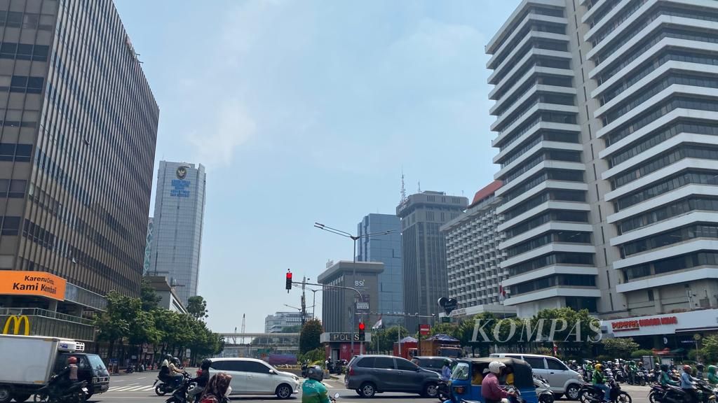 Cuaca panas di sekitar Jalan MH Thamrin, Jakarta Pusat, Senin (2/10/2023).